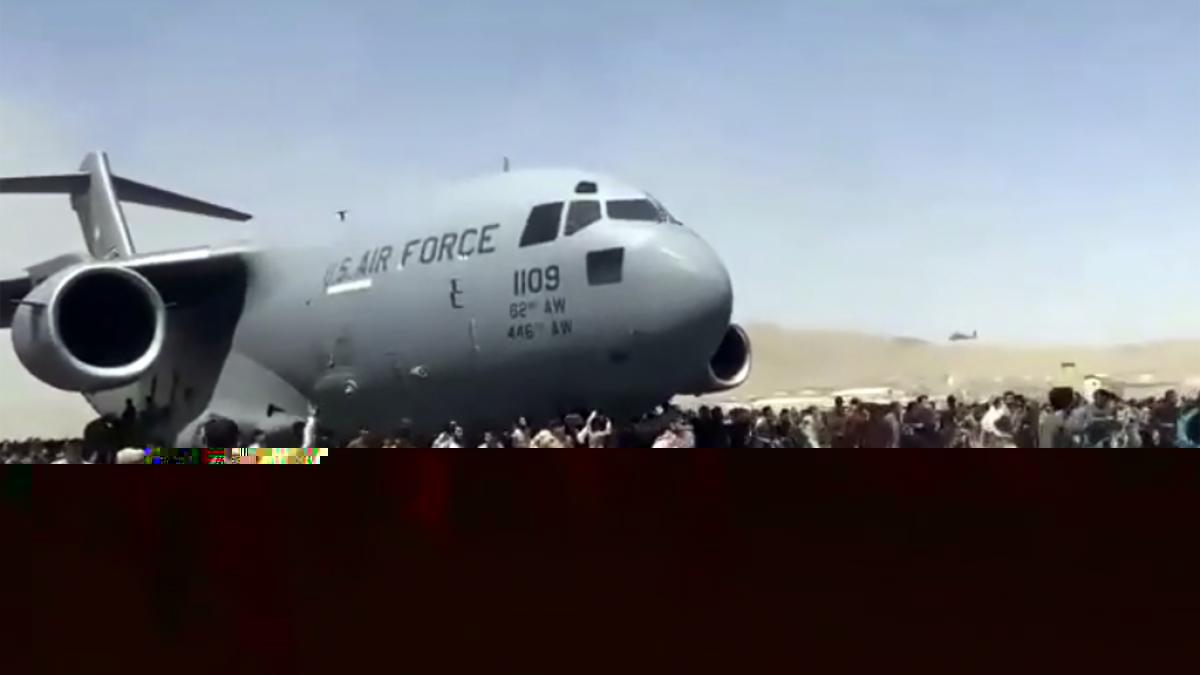 Hunderte Menschen laufen neben einer Boeing C-17 der United States Air Force, die auf dem Rollfeld des Kabul International Airport f&auml;hrt. (Foto)