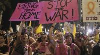 Menschen protestieren vor der US-Botschaft in Tel Aviv für ein Ende des Krieges und die sofortige Freilassung der von der Hamas im Gazastreifen festgehaltenen Geiseln.