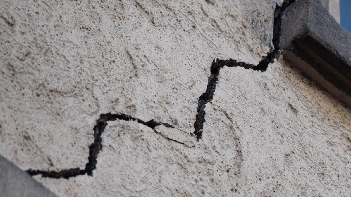 Ein Riss geht durch die Fassade eines Geb&auml;udeteils (Symbolbild) (Foto)
