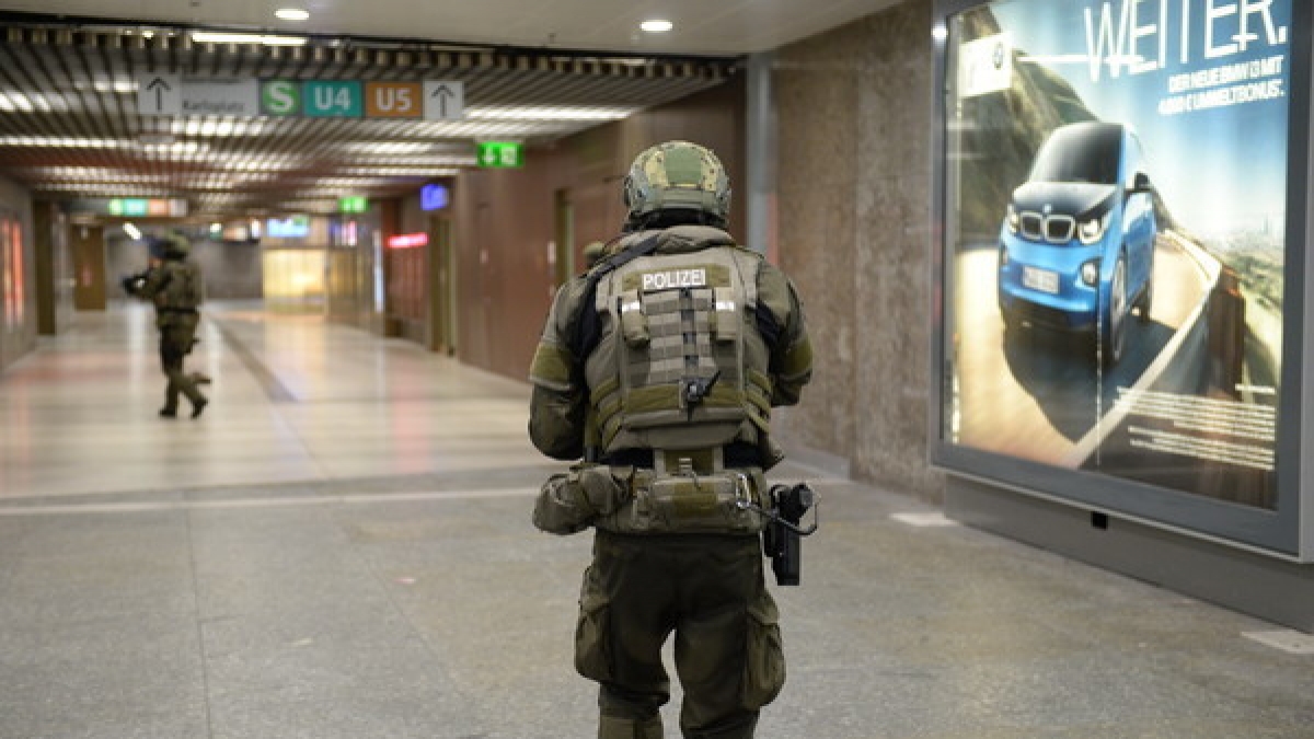 Spezialeinsatzkr&auml;fte der Polizei in der der U-Bahnstation Karlsplatz in M&uuml;nchen. Nach dem Amoklauf am Olympia-Einkaufszentrum hatte es auch Meldungen &uuml;ber Sch&uuml;sse an anderen Orten in der Stadt gegeben. (Foto)