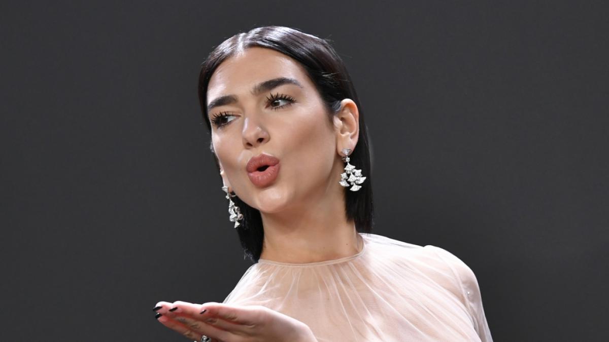 Im knappen Lederfummel trieb Dua Lipa den Fans die Schwei&szlig;perlen auf die Stirn. (Foto)
