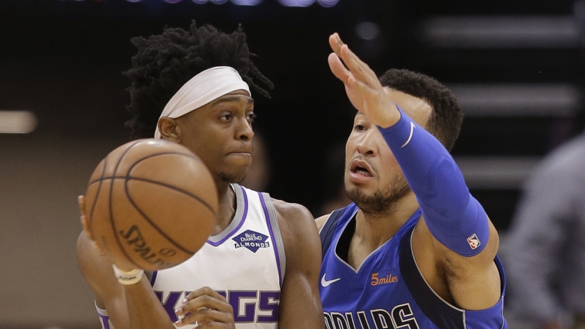 De'aaron Fox (l) von den Sacramento Kings verteidigt den Ball gegen Jalen Brunson von den Dallas Mavericks, am 21.03.2019. (Symbolbild) (Foto)