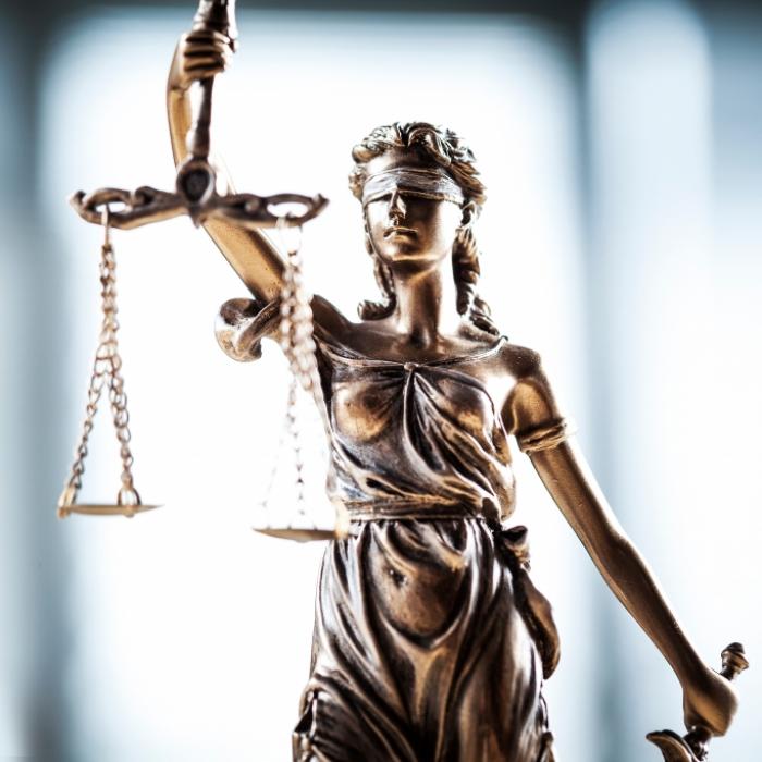 Sie stach mehrfach auf ihre Partnerin ein! Frau (71) nach Bluttat vor Gericht
