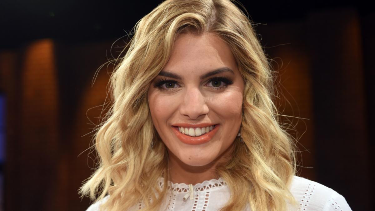 Angelina Kirsch zeigt sich nach dem Duschen. (Foto)
