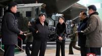 Sie begleitet ihn schon länger bei offiziellen Terminen: Kim Jong Uns Tochter beim Besuch einer Fabrik für mobile Abschussvorrichtungen für Interkontinentalraketen (ICBMs).