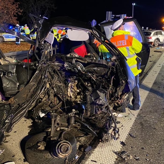 Geisterfahrer reißt 4 Menschen in den Tod