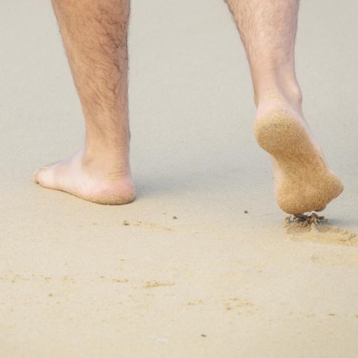 Nackter Mann nach Saufgelage am Strand entdeckt! Deshalb wurde er aggressiv