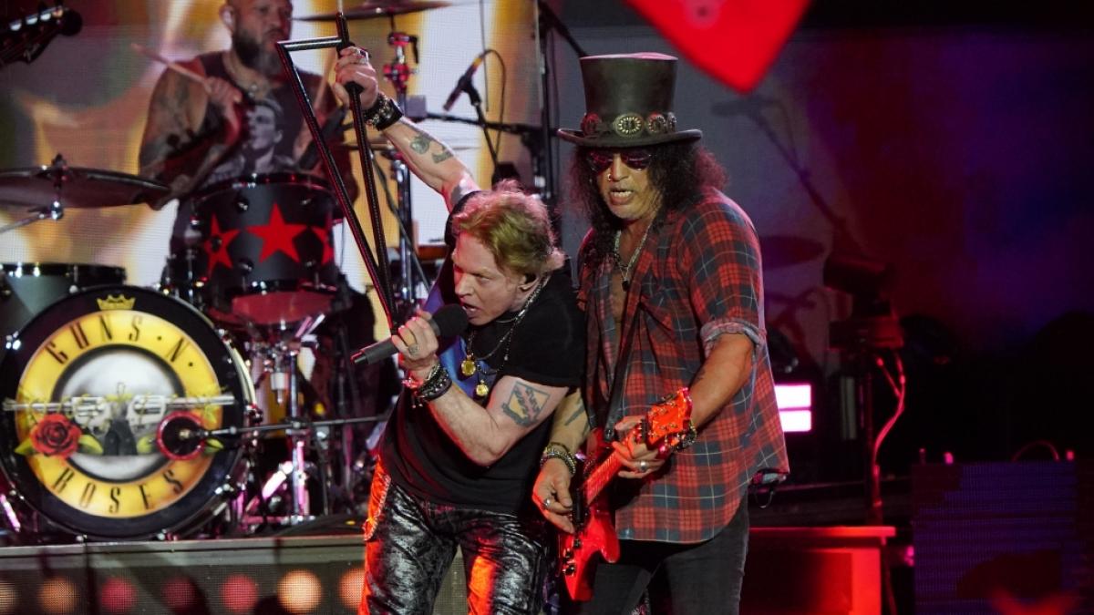 Die Frontm&auml;nner von Guns N' Roses: mit Axl Rose am Mikro und Slash an der Gitarre wird durchweg f&uuml;r Power-Stimmung gesorgt. (Foto)