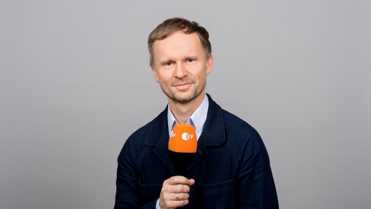 Alexander Ruda moderiert Biathlon-&Uuml;bertragungen im ZDF und ist bei der Fu&szlig;ball-WM 2026 im Einsatz. (Foto)