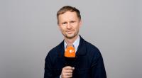 Alexander Ruda moderiert Biathlon-Übertragungen im ZDF und ist bei der Fußball-WM 2026 im Einsatz.