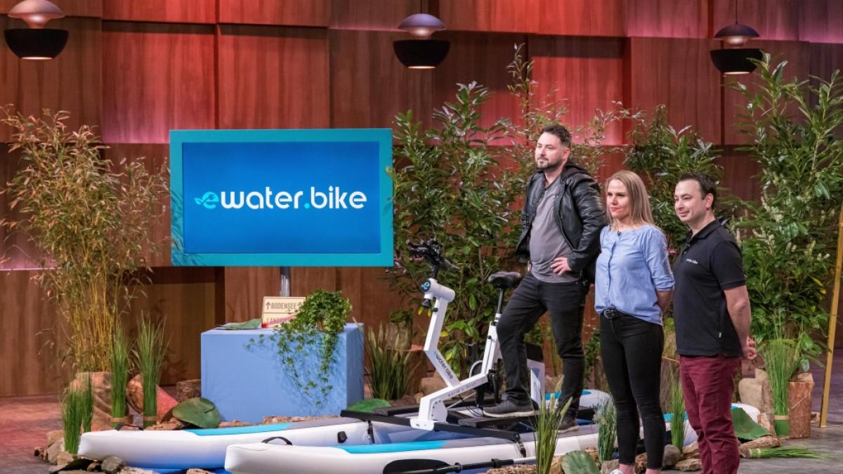 Johannes G&auml;rtner, Tanja Himmelreich und Alexander Dudin stellten in der Vox-Gr&uuml;ndershow "Die H&ouml;hle der L&ouml;wen" das&nbsp;eWater.Bike vor. (Foto)