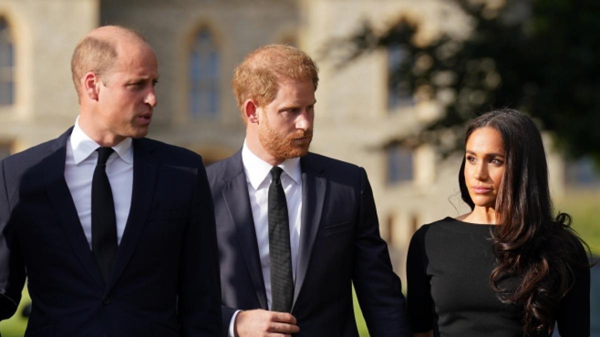 Der gemeinsame Auftritt kurz nach dem Tod von Queen Elizabeth II. im Herbst 2022 tr&uuml;gt: Prinz William und Prinz Harry gelten als bis aufs Blut zerstritten. (Foto)