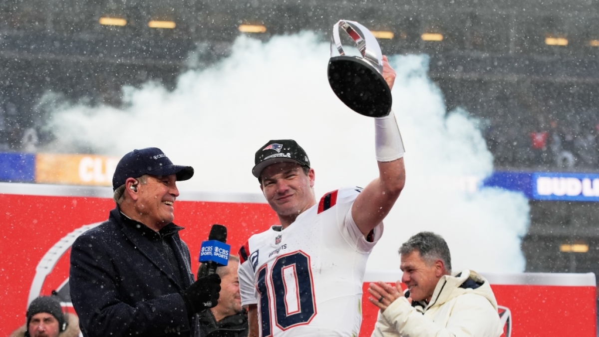 Drake Maye von den New England Patriots h&auml;lt die Troph&auml;e hoch nach dem AFC- Championship Spiel, am 25.01.2026. (Symbolbild) (Foto)