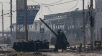 Ein zerstörter Panzer, der wahrscheinlich den russischen/pro-russischen Kräften gehört, liegt inmitten von Trümmern im Norden von Mariupol.