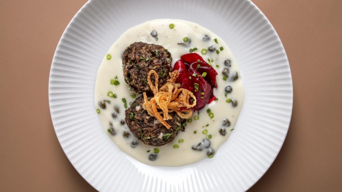 Moritz Schmid zeigt, wie man aus Waldpilzen k&ouml;stliche K&ouml;nigsberger Klopse macht. (Foto)