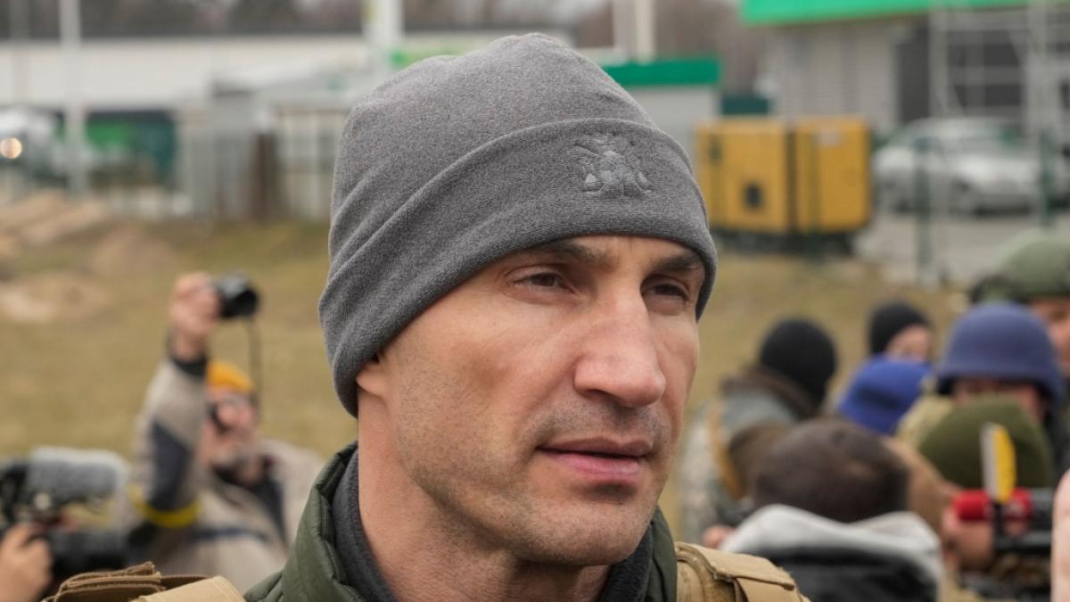 Wladimir Klitschko, ehemaliger ukrainischer Box-Profi, besucht einen Kontrollpunkt in der ukrainischen Hauptstadt. (Foto)