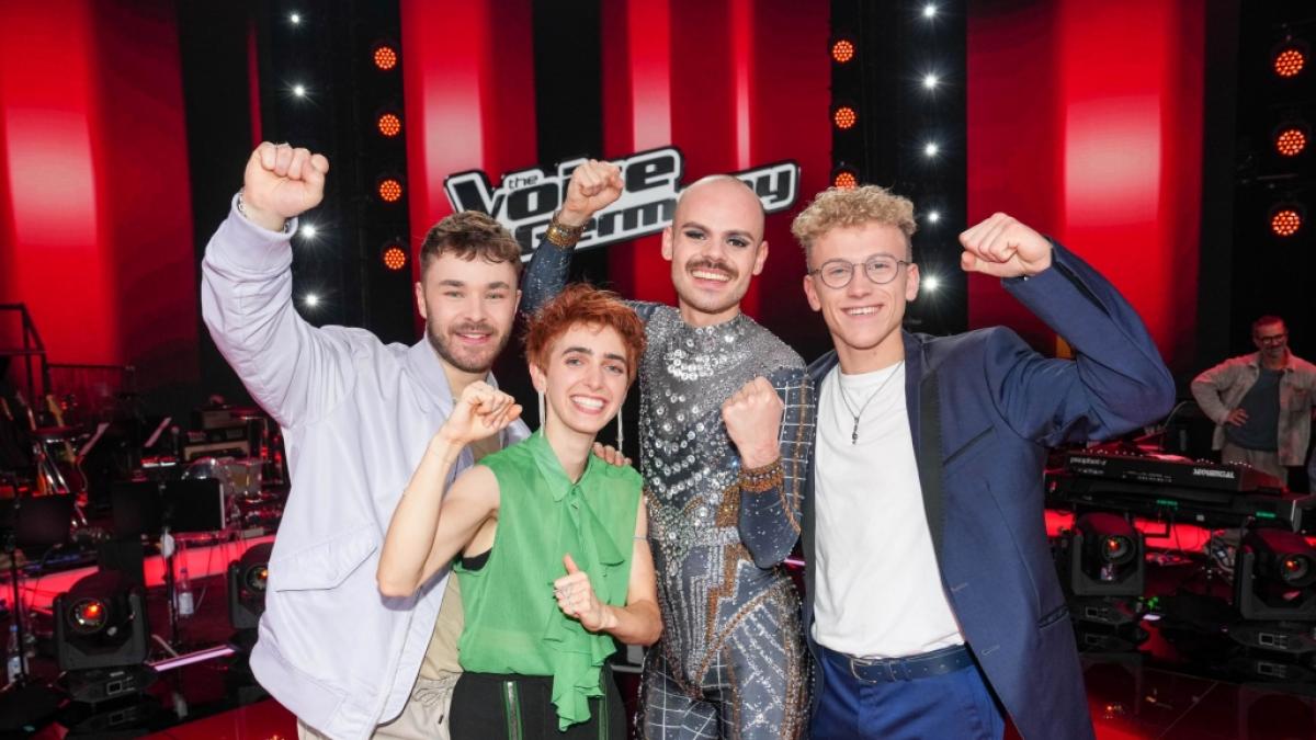 Julian Pf&ouml;rtner "Team Peter" (l-r), Anny Ogrezeanu "Team Mark", Basti Schmidt "Team Stefanie" und Tammo F&ouml;rster stehen im Finale von "The Voice of Germany". (Foto)