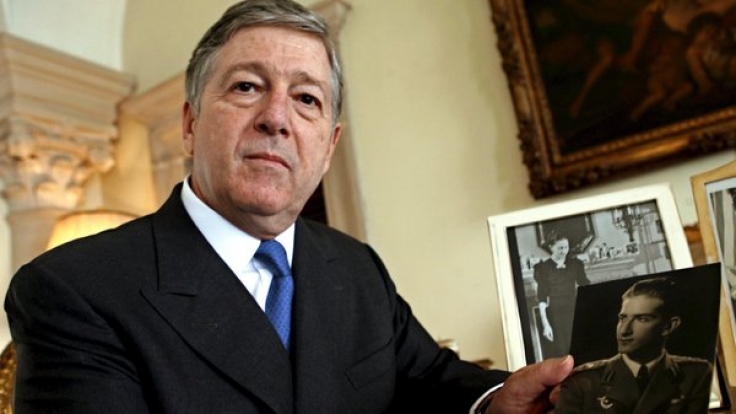 Ein Bild aus guten alten Zeiten: Serbiens König Aleksandar Karadjordjevic zeigt ein Bild seines noblen Vaters Peter II.