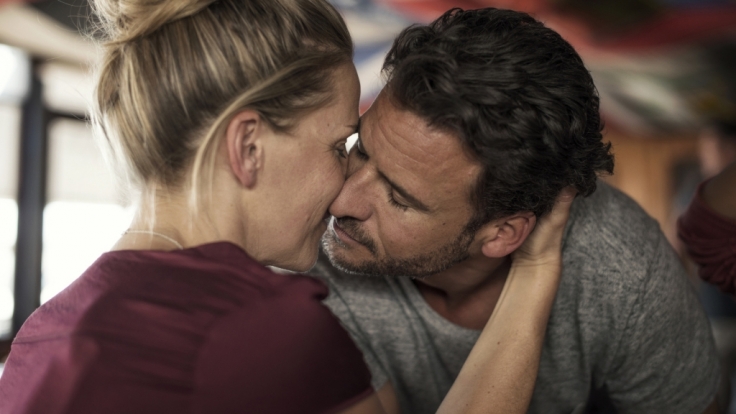 Lara (Tanja Wedhorn) und Richard (Stephan Luca) lassen endlich ihre Liebe zu.