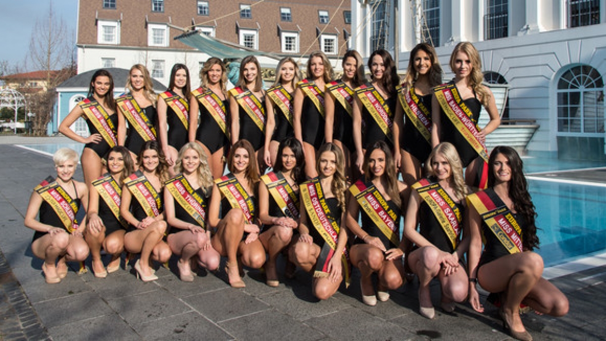 Die 21 Kandidatinnen zur Wahl der "Miss Germany" im Europa-Park in Rust. Am 18. Februar wird hier die "Miss Germany 2017" gew&auml;hlt. (Foto)