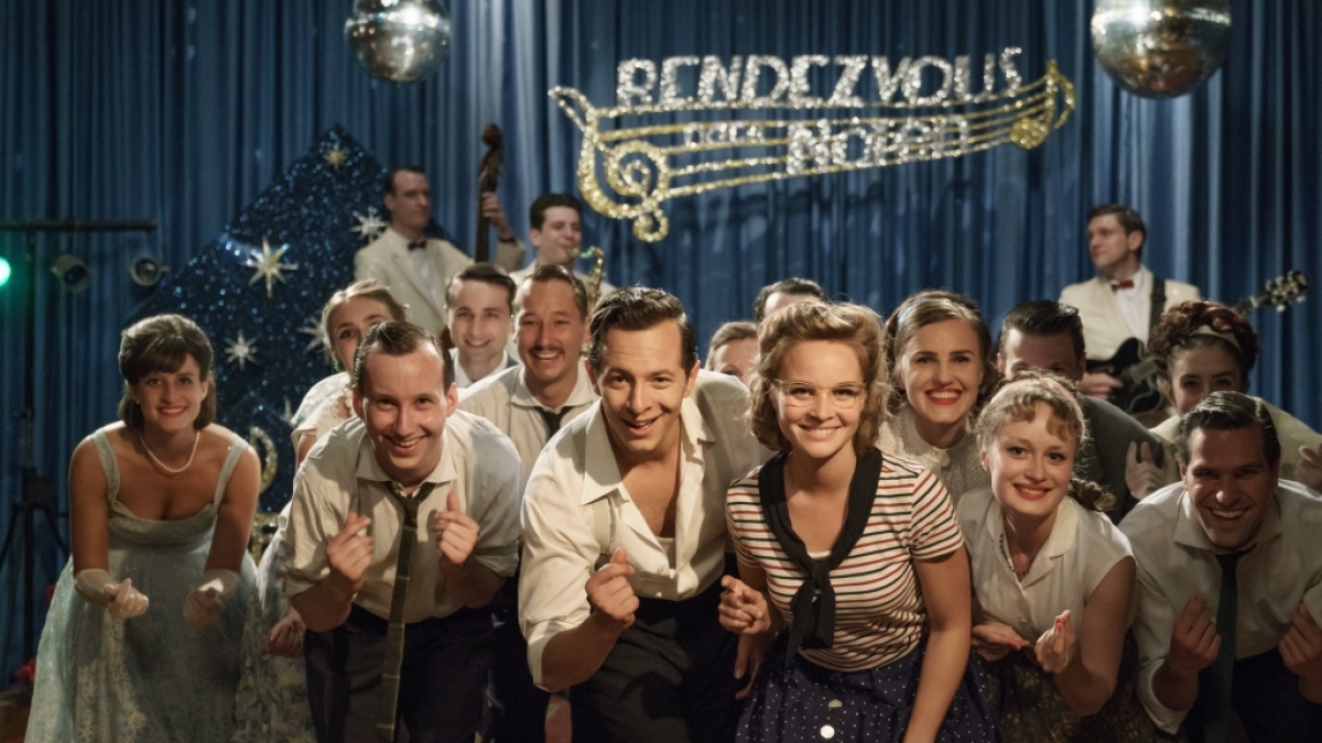 Monika Sch&ouml;llack (Sonja Gerhardt, Mitte rechts) und Freddy Donath (Trystan P&uuml;tter, Mitte links) in der Fernsehshow "Rendezvous nach Noten". (Foto)