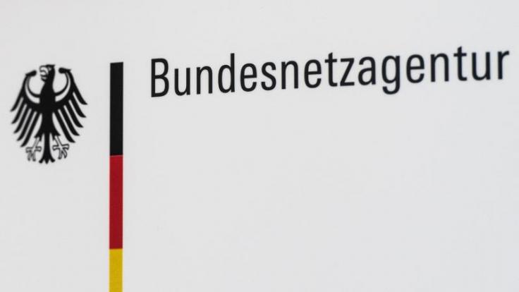 Um Verbraucher vor unseriösen Werbe-SMS zu schützen, hat die Bundesnetzagentur jetzt 220 Abzock-Handynummern abgeschaltet.