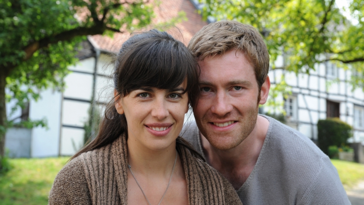 Gemeinsam mit Max Engelke (r.) stand Julia-Maria K&ouml;hler 2011 f&uuml;r die WDR-Kom&ouml;die "Holger sacht nix" vor der Kamera. (Foto)