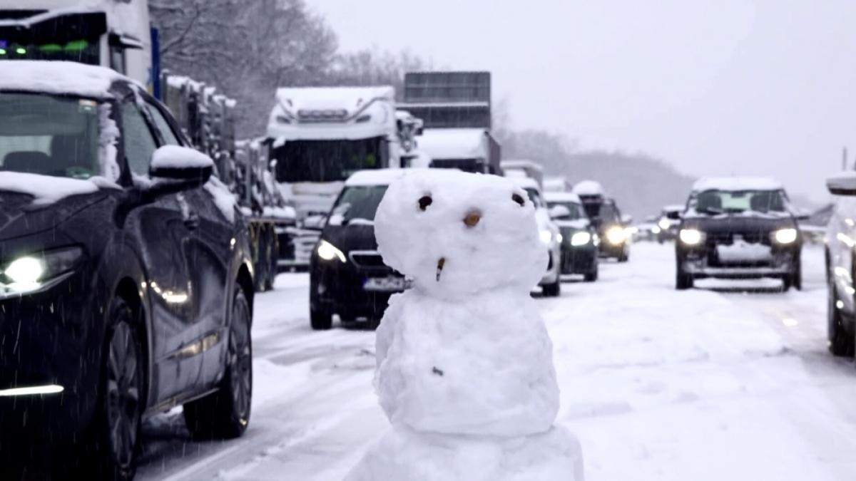 Autofahrer haben w&auml;hrend der Wartezeit bei einem bis zu 25 Kilometer langen Staus einen Schneemann auf der Autobahn 3 gebaut. (Foto)