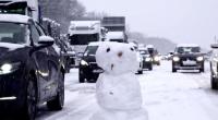 Autofahrer haben während der Wartezeit bei einem bis zu 25 Kilometer langen Staus einen Schneemann auf der Autobahn 3 gebaut.