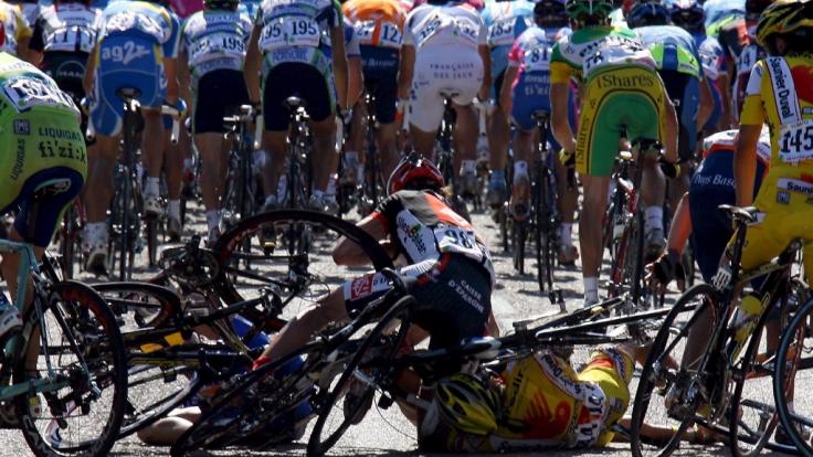 Wir stellen Ihnen die schlimmsten Unfälle in der Geschichte der Tour de France vor.
