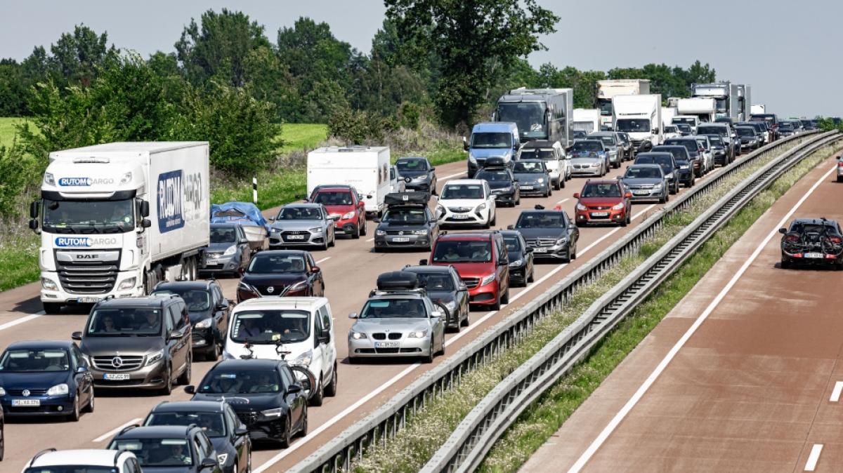 Wer am letzten August-Wochenende l&auml;ngere Autofahrten plant, braucht einer Warnung des ADAC zufolge Nerven wie Drahtseile: Auf Deutschlands Autobahnen droht zum Ende der Sommerferien akute Staugefahr. (Foto)