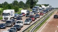 Wer am letzten August-Wochenende längere Autofahrten plant, braucht einer Warnung des ADAC zufolge Nerven wie Drahtseile: Auf Deutschlands Autobahnen droht zum Ende der Sommerferien akute Staugefahr.