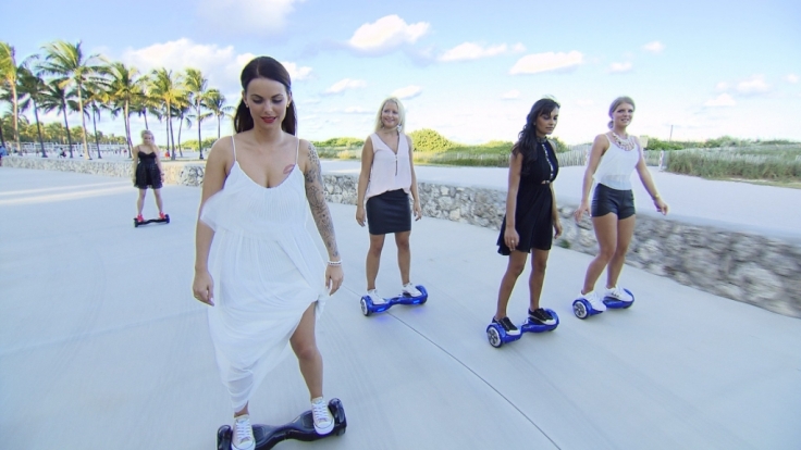 Gruppendate im Kleidchen: Die Mädels beim Oxboard fahren in Miami.