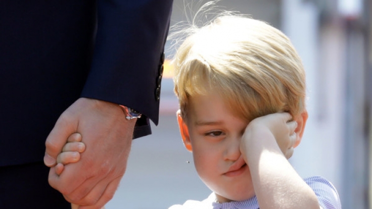 Ein müder und grummeliger Prinz George in Berlin.