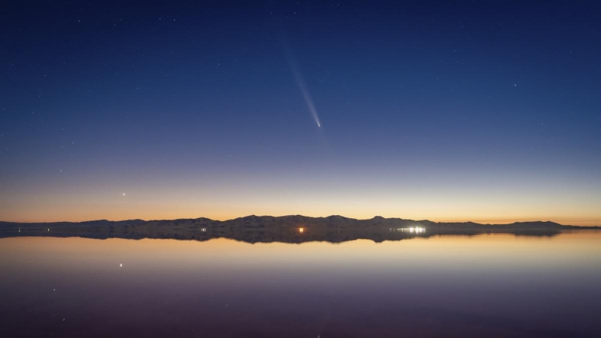 Der Komet C/2023 A3 (ATLAS-Tsuchinshan) ist kurz nach Sonnenuntergang am Himmel &uuml;ber dem Gro&szlig;en Salzsee westlich von Salt Lake City, Utah, zu sehen. (Foto)