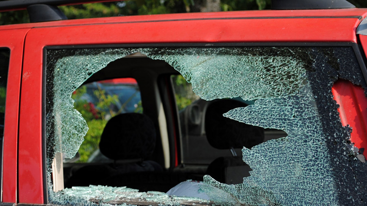 Darf man eine Autoscheibe einschlagen, wenn Kinder bei Hitze im Auto gefangen sind? (Foto)