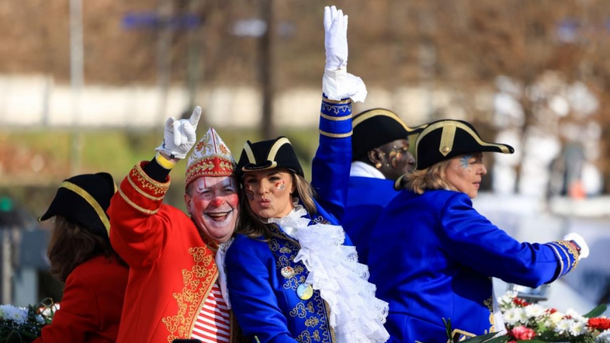 Kölle Alaaf: Laura Wontorra mit Christoph Kuckelkorn (l) auf dem Präsidentenwagen des Festkomitees Kölner Karneval im Festumzug. (Foto)