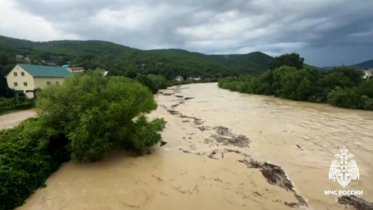 Der Screenshot aus einem Video von dem Russian Emergencies Ministry zeigt den hohen Wasserstand bei dem Fluss Defan im Kreis Tuapse in der russischen Region Krasnodar. (Foto)