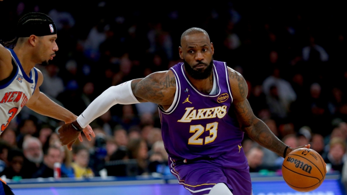 LeBron James von den Los Angeles Lakers spielt den Ball, am 02.02.2026. (Symbolbild) (Foto)