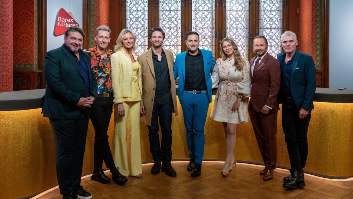Geballte H&auml;ndler-Power bei "Bares f&uuml;r Rares: Sarah Schreiber (3.v.r.) mit ihren Kollegen (v.l.n.r.) Daniel Meyer, Fabian Kahl, Susanne Steiger David Suppes, Wolfgang Pauritsch und Christian Vechtel sowie dem Schauspieler August Wittgenstein (4.v.l.) (Foto)