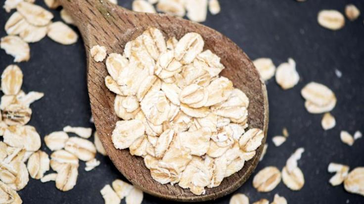 Haferflocken haben viel zu bieten: Besonders beliebt sind sie fürs Frühstück, zum Beispiel als Porridge.