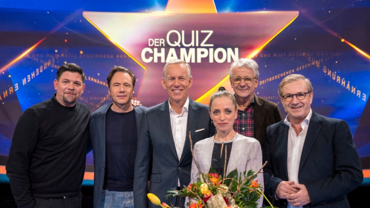 Moderator Johannes B. Kerner will in "Der Quiz-Champion" mit Tim M&auml;lzer, Michael "Bully" Herbig, Anna Thalbach, Marcel Reif und Jan Hofer (v.l.n.r.) herausfinden, wer das Zeug zum Super-Quizzer hat. (Foto)