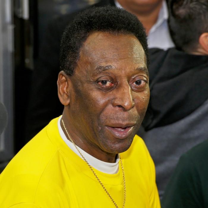Sarg von Fußball-Ikone Pelé am Friedhof eingetroffen