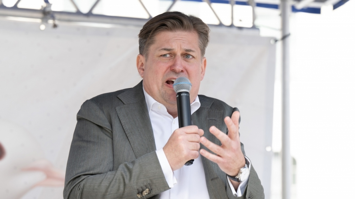 Maximilian Krah spricht auf einer AfD-Kundgebung. (Foto)
