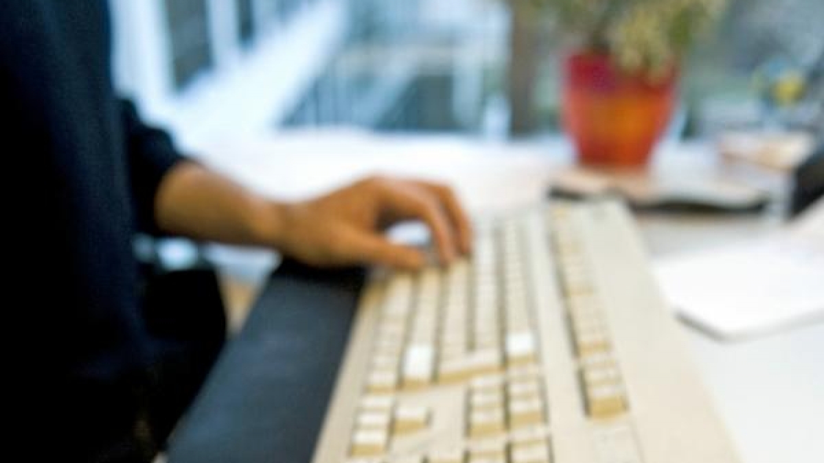 Bei zu starker Belastung bei der Computerarbeit oder durch Sport k&ouml;nnen Muskeln und Sehnen &uuml;berreizt werden. (Foto)
