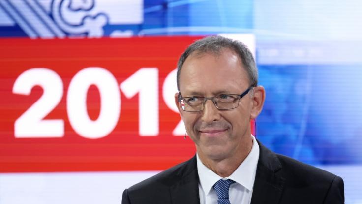 Jörg Urban, Landesvorsitzender der sächsischen AfD, steht im Wahlstudio des Mitteldeutschen Rundfunks.