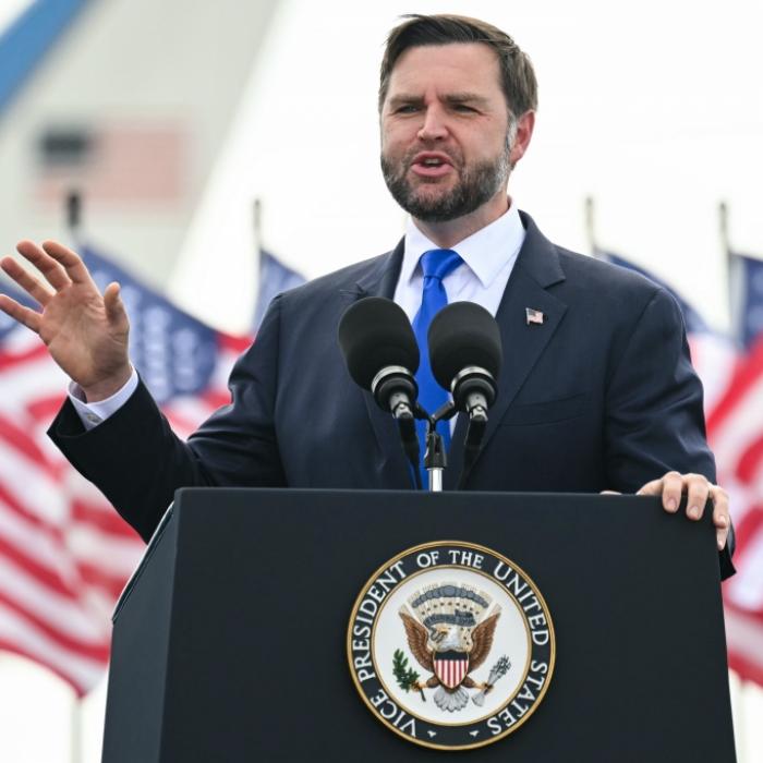 Für Gift-Attacken gegen Demokraten ist J.D. Vance immer zu haben - auch wenn sich der Donald-Trump-Vize damit selbst widerspricht.