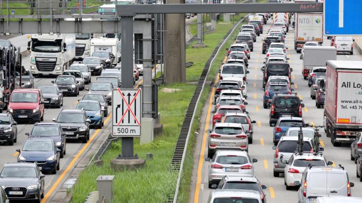 Schneckentempo statt flüssiger Verkehr: Wer Ende Mai 2021 auf Deutschlands Autobahnen unterwegs ist, braucht Nerven wie Stahlseile. Der ADAC prognostiziert Staus und stockenden Verkehr auf mehreren Strecken.