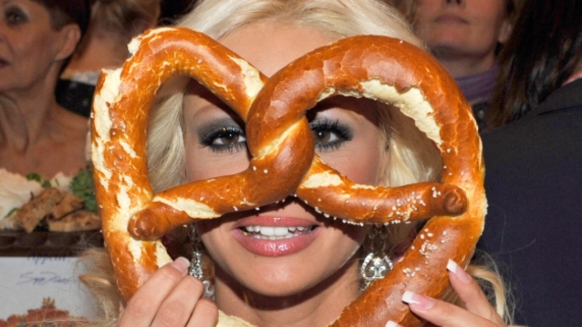 So pr&auml;sentierte sich Daniela Katzenberger 2010 auf dem Oktoberfest. (Foto)