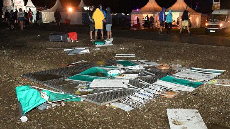 Trümmerteile leigen am 18.08.2017 auf dem Gelände des Chiemsee-Summer-Festivals im bayerischen Übersee, das nach einem Unwetter abgebrochen wurde.